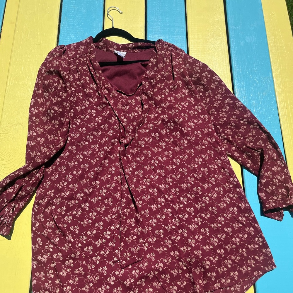Tie-Neck Floral Blouse in Wine